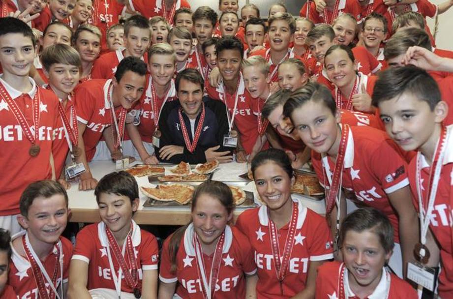 La tradizionale pizzata di Roger Federer con i raccattapalle del torneo di Basilea. EPA